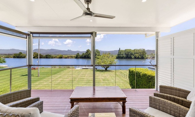 South Murwillumbah House | Reflections on the Tweed - Waterfront Pet Friendly Home with Boat Pontoon! Min. 3N - Linen Provided