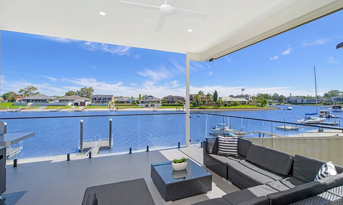Port Macquarie House | Reflections - BEAUTIFUL 4 BEDROOM CANAL WATERFRONT HOME