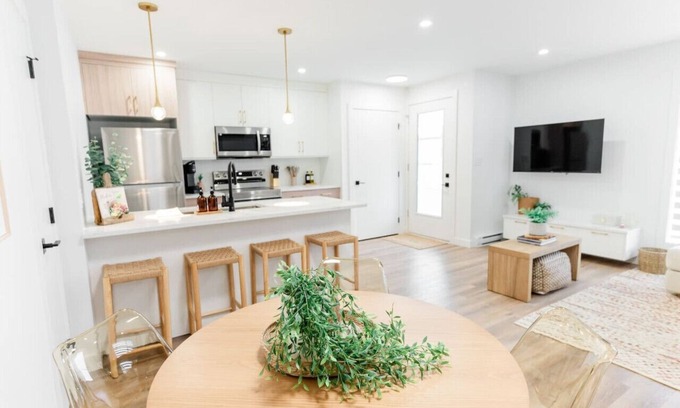Winnipeg Apartment | *Refresh | Central & Trendy | 5 min to downtown*