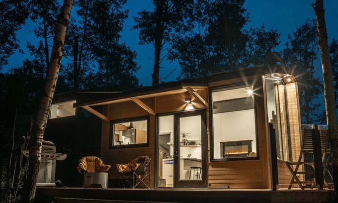 Central Alberta House | Refuge Bay's Aqua Tiny Home - Luxury Off Grid Escape