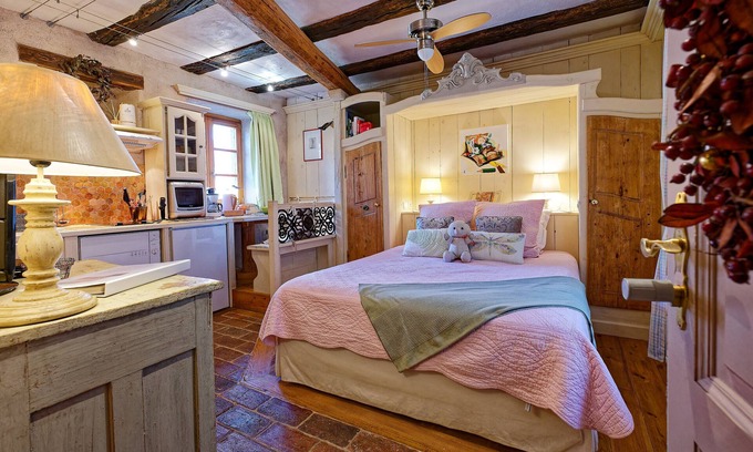 Riquewihr Apartment | Refuge of the Imp*, Romantic Studio for 2 in the rampart of Riquewihr