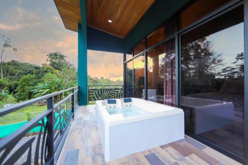 Penas Blancas Villa | Refugio Turquesa-King bed and balcony with jacuzzi, fast Wifi, EV powering included! Only 5 minutes from La Fortuna