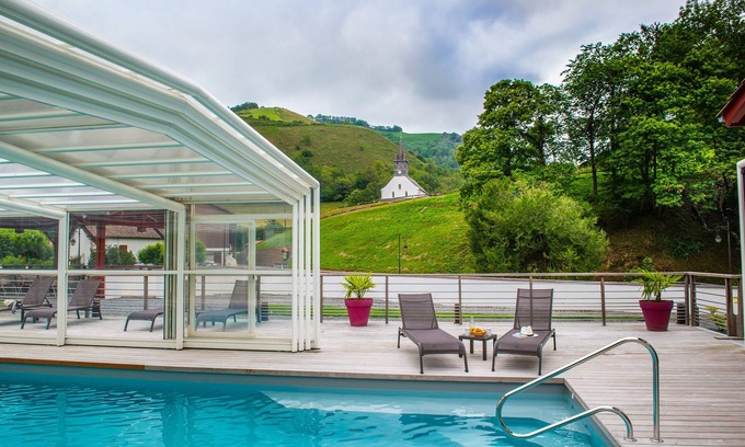 Esterencuby Apartment | Refurbished apartment with swimming pool, jacuzzi, fitness and massage