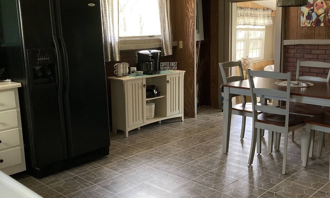 Bedford Cottage | Refurbished cottage along Dunnings Creek, close to Rt 30, I-99 and PA Turnpike