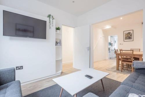 Cambridge House | Refurbished High Spec CENTRAL Family Home