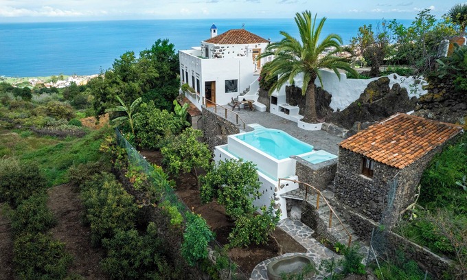 El Guincho Villa | Refurbished Villa Home in gorgeous natural setting