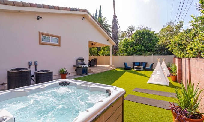 Valley Glen House | Regal 4 bed with hot tub close to Universal sleeps 15