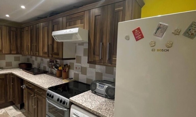 Knightsbridge House | Regal 4BD Haven Near Buckingham Palace