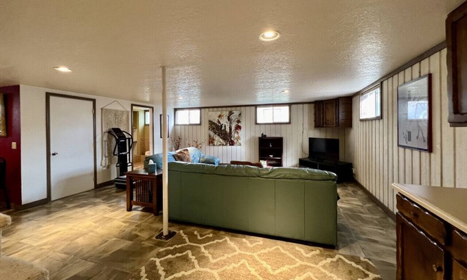 Baker City Apartment | Regal Retreat, Tesla 7KW Charger Free! Anthony Lakes Partner!