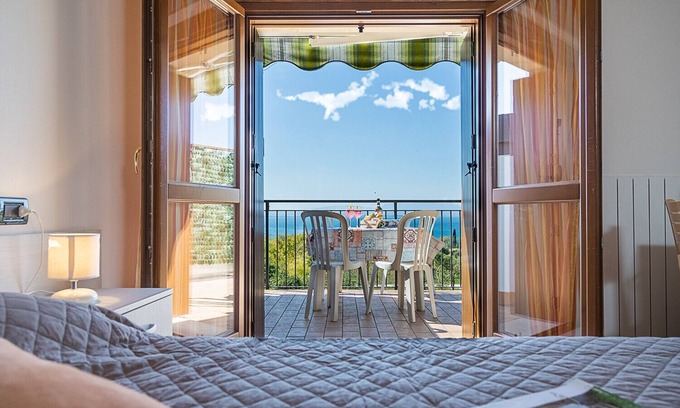 Pacengo Apartment | Regarda - apartment "Eden 2" with lake view, pets allowed