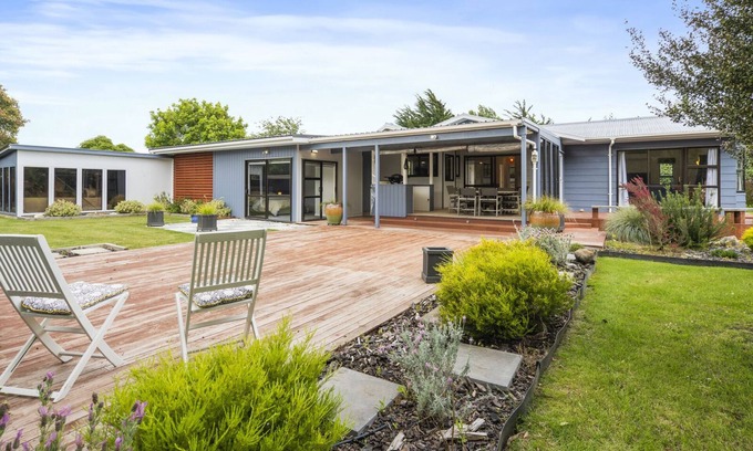 Martinborough House | Regent Retreat – Martinborough Holiday Home