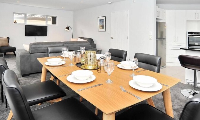 Riccarton House | Regents 94A-Regents Villa A - Spacious stylish home
