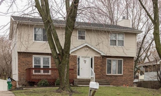 Clive House | Reimagined Duplex near West Des Moines 2BR