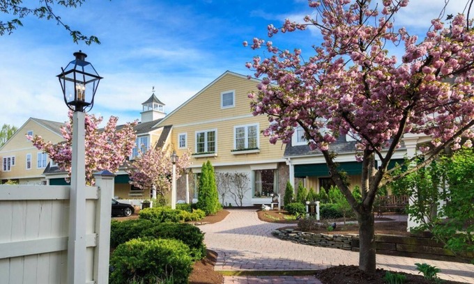 Leacock-Leola-Bareville House | Rejuvenate in Historic Charming Hotel -Separate Sitting Area - Countryside Feel