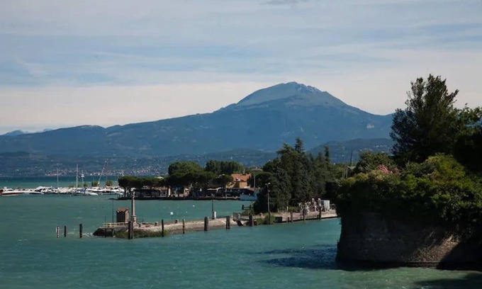 Peschiera del Garda City Centre Apartment | RELAIS AL PORTO SUITE NOW for a romantic stay overlooking Lake Garda