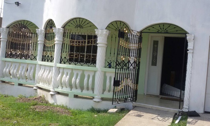 May Pen House | Relax and enjoy in this beautiful home in a quiet neighbourhood.