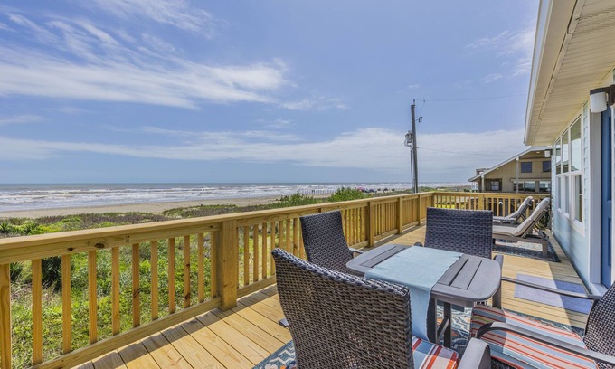 Galveston House | Relax and Listen to the Ocean at this UPDATED Dog-Friendly Property