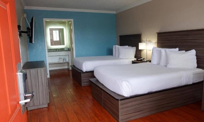 June Park House | Relax and Recharge! 2 Serene Units, Free Breakfast & Parking, Pool!