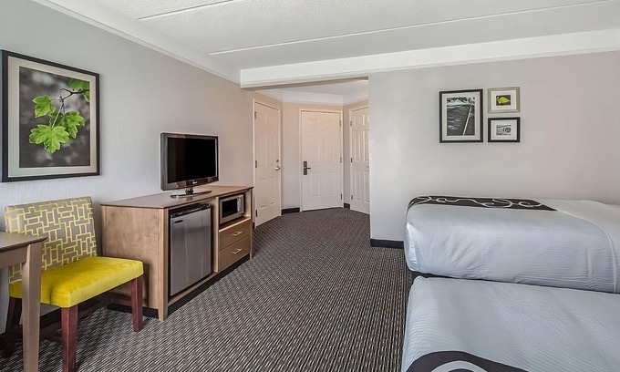 Doral Hotel | Relax and Recharge! Free Parking, Free Breakfast, Pool, Near Coral Castle