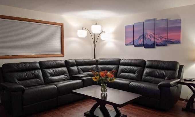 Olympia House | Relax and Rejuvenate- 3 bdrm. Memory King w/ Sauna