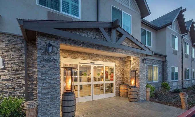 Half Moon Bay House | Relax and Unwind at Modern Park City Accommodation w/Breakfast & Free Parking