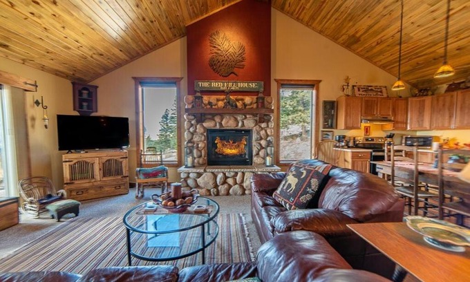 Fairplay House | Relax and Unwind with Breathtaking Panoramic Views - Red Hill House