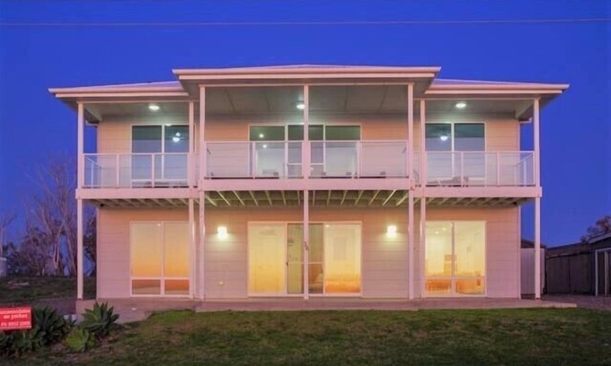 Minlacowie House | Relax at 36 ~ Sea Views, Esplanade Beachfront -Winter Off Peak Special!