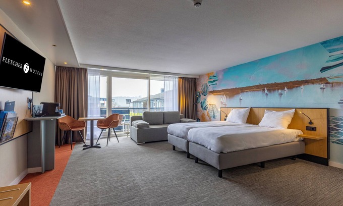 Oud-Loosdrecht Hotel | Relax at a Marina Hotel with Trails, Canoes and a Beautiful Restaurant View
