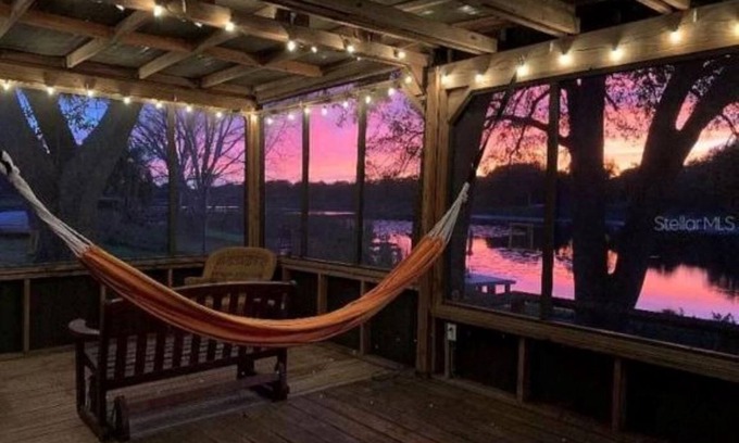 Lockhart House | Relax at home with a beautiful lake view