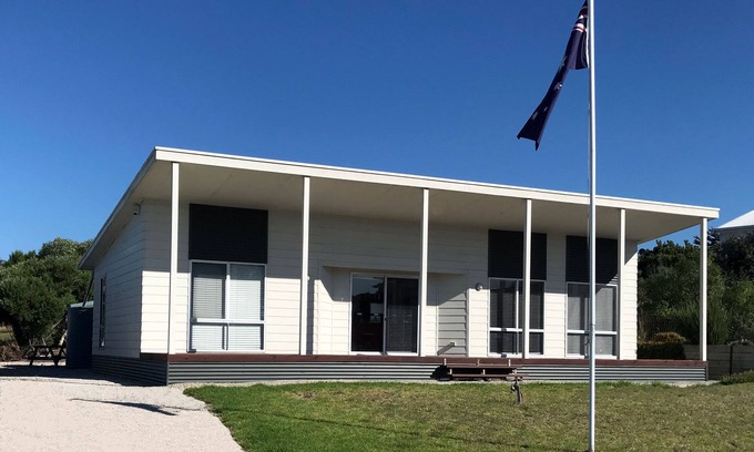 Alexandrina House | Relax at "Kangaroo Pause" @ Clayton Bay