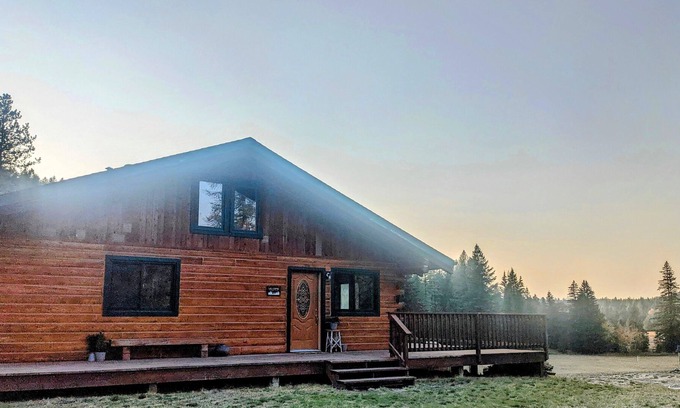 Eureka Cabin | Relax at Larch Lodge! 3 bedroom 2 bath log home on acreage