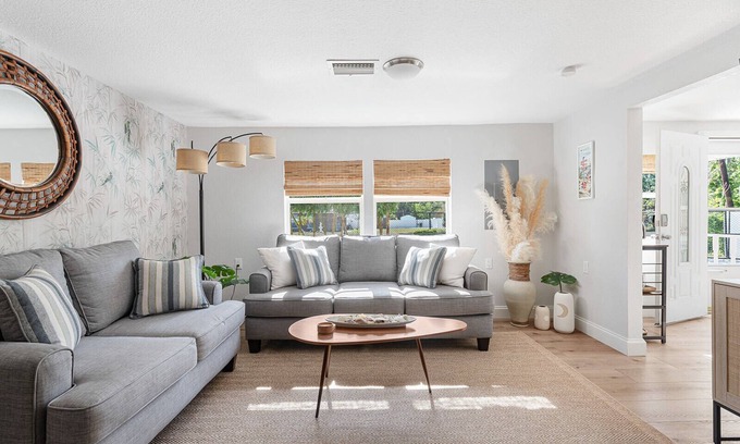 Englewood Cottage | Relax at The Bamboo Cottage - Walk to Dearborn St, minutes to local beaches!