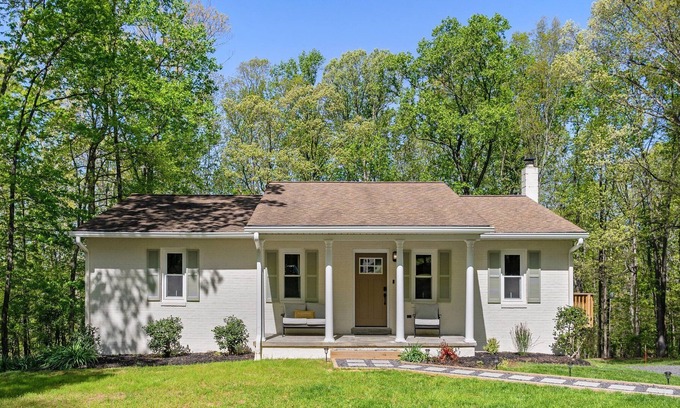 Warrenton House | Relax at the cottage with two private villas for Family Gatherings and Reunions