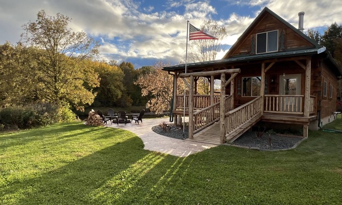 Hannibal Apartment | Relax at The Lincoln Log Cabin perched along the Jump River.