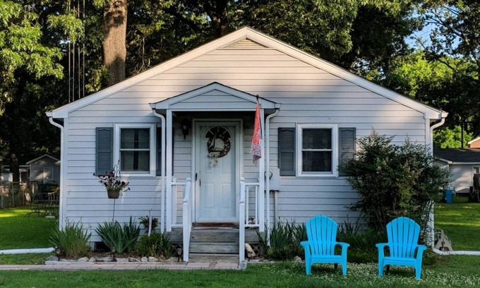 Grimstead Cottage | Relax at the Mystic Seahorse Cottage on Gwynn's Island!
