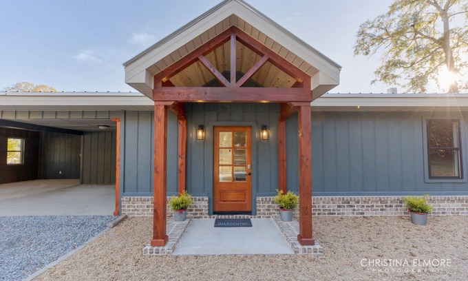 Kathleen Cottage | Relax at this newly updated, quaint LAKE HOME.