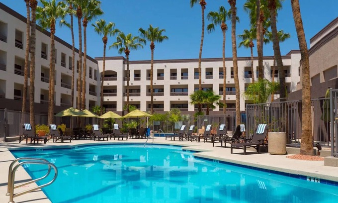 Phoenix Hotel | Relax at This Phoenix Gem – Free Shuttle, Refreshing Pool & Trails Nearby