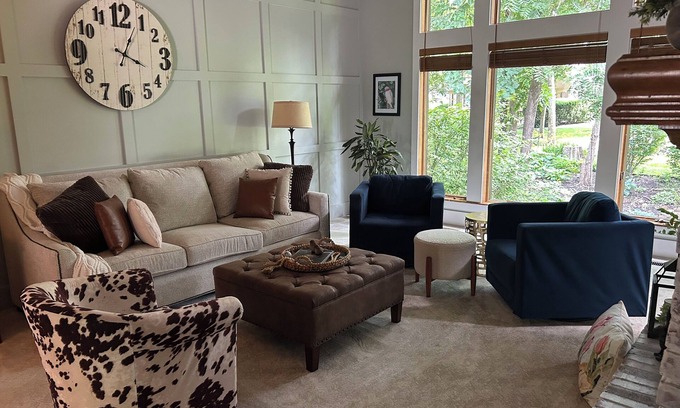 Gladstone House | Relax between WORLD CUP Games in 6,000sf, 5+BDRM house, Kansas City w/AC, WiFi