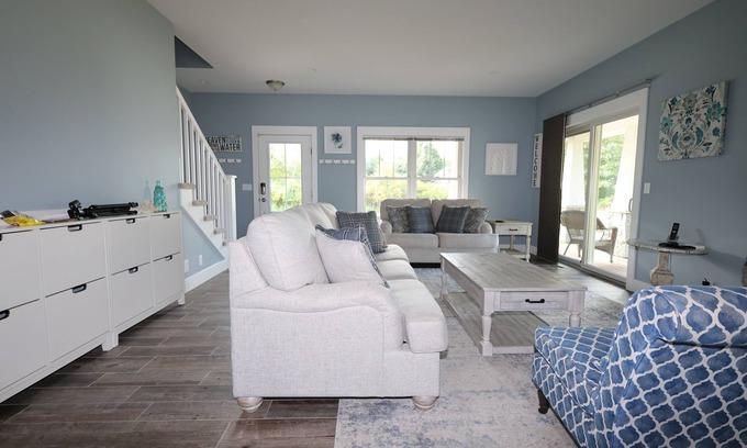 West Wing Estates House | Relax by Lake Michigan within a 5-min stroll
