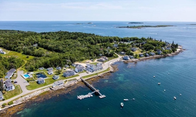 Ocean Point House | Relax by the Ocean in 2 Bedroom Suite Near Local Dining and Nature Adventures