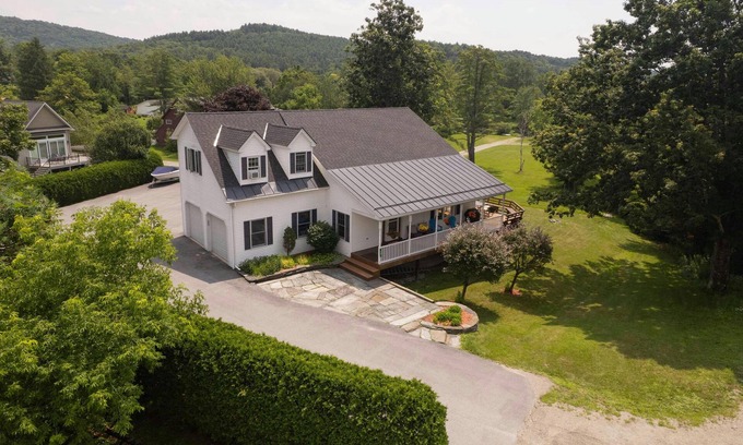 Crystal Beach House | Relax by "The Water's Edge" & enjoy amazing views and year round fun! 3BR/1BA
