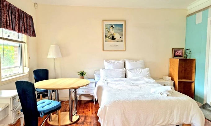 Miranda Apartment | Relax close to city,a studio 10 mins from the beaches and Westfield shopping C.