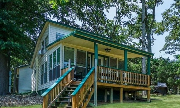 Chandler Cottage | RELAX & ENJOY THE BEAUTY OF LAKE PALESTINE Spectacular Views!