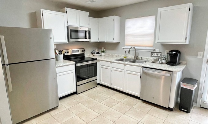 North Newport News House | Relax in a spacious 4-bedroom 9 retreat near Busch Gardens and the interstate