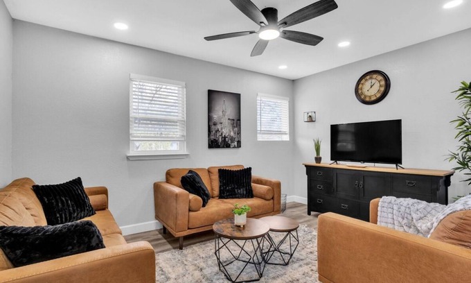 Parker Lane House | Relax in Central Austin Stylish 2BR Home with Fire Pit & Cozy Space