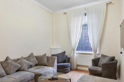 Bury House | Relax in Comfort 3BR Home for 6 with Full Kitchen, Lounge, Large Bath