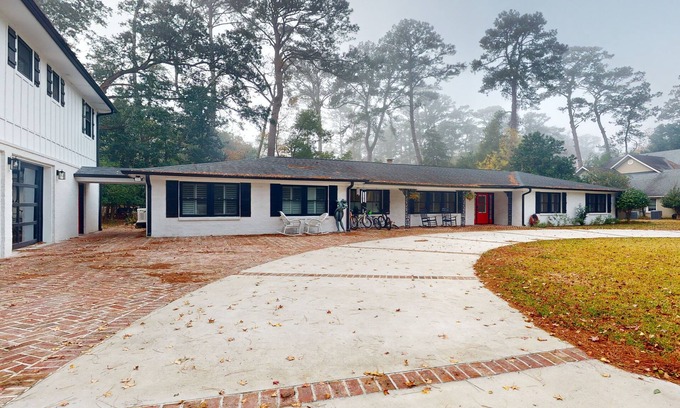 Isle of Hope Historic District House | Relax in historic charm with modern comforts in beautiful Isle of Hope