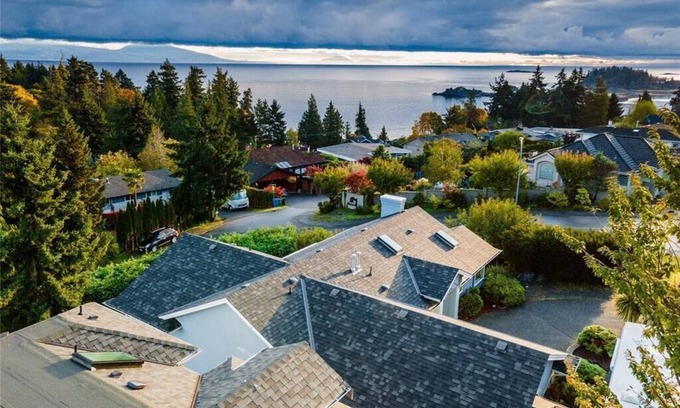 Regional District of Nanaimo House | Relax in hot tub after walk in ocean side park