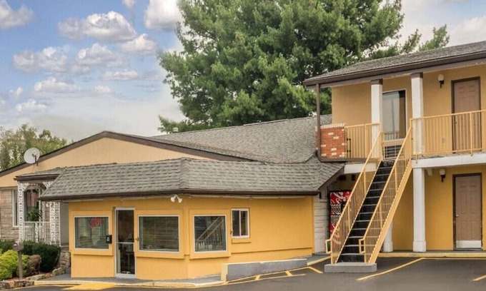 Berea House | Relax in Knights Inn Berea! Free Daily Breakfast, Parking, WiFi