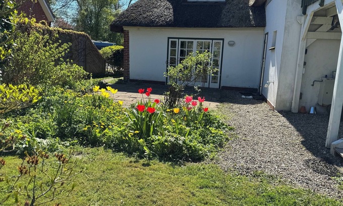 Oldenswort Apartment | Relax in Martha's garden - your retreat in Oldenswort